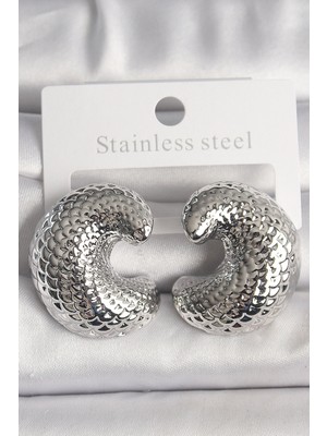 Dolozena Yılan Sırtı Işlemeli Yarım Halka Küpe Gümüş Renk Pirinç