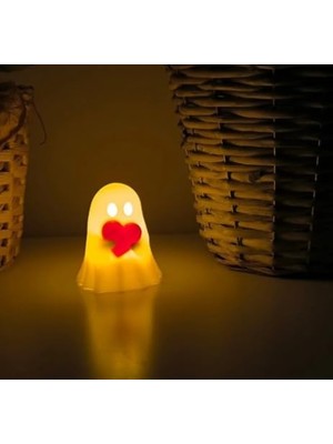 Vera Concept Store Kalp Tutan Hayalet Biblo Figürü, Modern Dekoratif Heykel, Beyaz, Plastik, 7 Cm, Pilli LED Mum Hediyeli