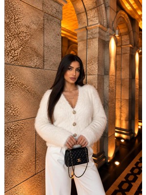 Elora Atelier BEYAZ SAKALLI GOLD DÜĞMELİ V YAKA TRİKO