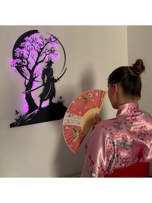 Vera Concept Store Samuray ve Sakura Ağacı Pembe LED Işıklı Metal Duvar Dekoru, Japon Savaşçı Metal Duvar Tablosu, Kılıç Sanatı, 75X48 cm (30X19 Inç)
