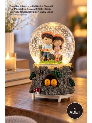 Yenilig 1 Adet Cam Kar Küresi – Işıklı Müzikli Otomatik Kar Püskürtme Dekoratif Biblo, Kütük Üzerinde Oturan Sevgililer, Snow Globe