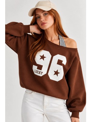 Mevese Kadın Lucky 96 Baskılı Kayık Yaka Çift Görünümlü Sweatshirt - Acı Kahve
