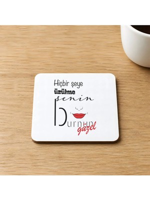 Mor Mürekkep Hiçbir Şeye Üzülme Senin Burnun Güzel Baskılı 9x9 cm Kare Mdf Bardak Altlığı Ahşap