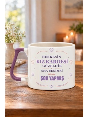 Mor Mürekkep Herkesin Kız Kardeşi Güzeldir Ama Benimki Biraz Şov Yapmış Baskılı Prime Kupa - Lila