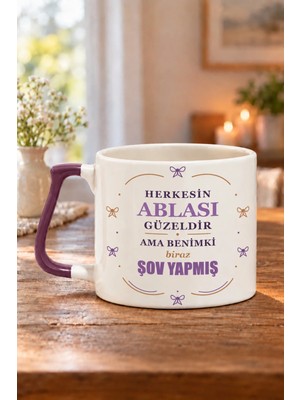 Mor Mürekkep Herkesin Ablası Güzeldir Ama Benimki Biraz Şov Yapmış Baskılı Prime Kupa - Lila
