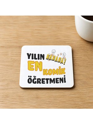 Mor Mürekkep Yılın En Komik Öğretmeni Baskılı 9x9 cm Kare Mdf Bardak Altlığı - Öğretmene Hediye Ahşap