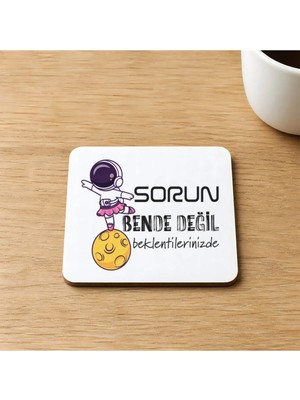 Mor Mürekkep Sorun Bende Değil Beklentilerinizde Baskılı 9x9 cm Kare Mdf Bardak Altlığı Ahşap