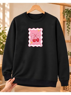 Mor Mürekkep Kadın %100 Pamuk 3 Iplik Şardonlu Pembe Çerçeveli Kiraz Baskılı Bisiklet Yaka Sweatshirt Siyah