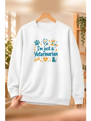 Mor Mürekkep Veteriner (Veterinarian) Meslek Yazısı Baskılı Kadın Bisiklet Yaka Sweatshirt - Beyaz