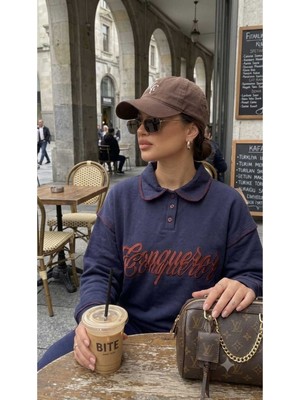 Dolce Queen Kadın Nakış Detaylı Polo Yaka Yazı Baskılı Oversize Sweatshirt Yeni Sezon