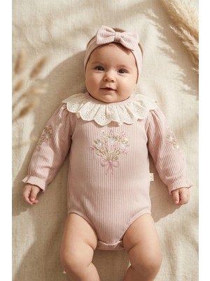 Mini Cayzen Baby Kız Bebek Gül Kurusu Fitilli Pamuklu Fisto Yakalı Çiçek Nakışlı Body ve Bandana Seti - Retro Şıklık