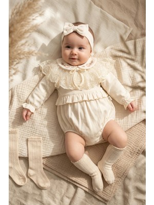 Mini Cayzen Baby Aria Vintage Dantel Detaylı Krem Bebek Romper Takımı - Çiçek Nakışlı Yakalı Body, Bandana ve Çorap 3'lü Set