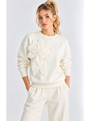 Mevese Kadın Çiçek Aksesuarlı Şardonlu Üç Iplik Oversize Sweatshirt - Beyaz