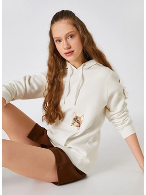 Koton Ekru Kadın Kapüşonlu Oversize Baskılı Sweatshirt 7WAL10052IK