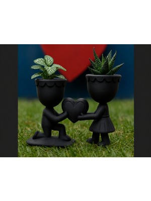 Dolozena 3D Baskı Aşk Saksısı - Kalp Tutan Çift Figürlü Dekoratif Saksı - Siyah