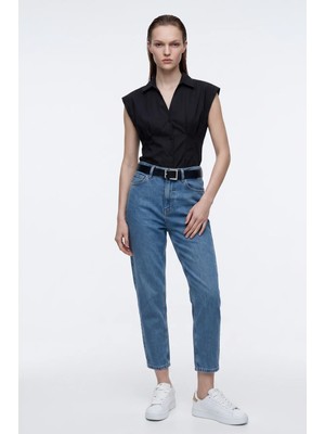 Hakke Deri Kemerli Mom Jean Pantolon