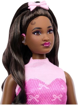 Desenli Pembe Kot Üst ve Etek Giyen, Işitme Cihazı ve El Çantası Gibi Aksesuarlar Takan Siyah Saçlı Barbie Deluxe Style Bebek (10), JJN70
