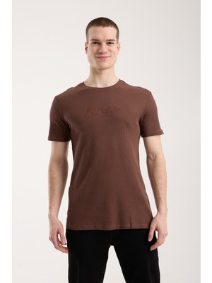 Maxi Modena Erkek Slim Fit Waffle Dokulu Minimal Baskılı Günlük Tişört - Kahverengi