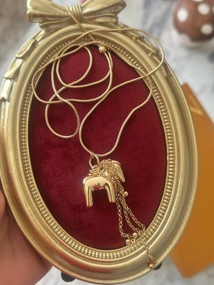 Esmeray Aksesuar Gold Renk Rodyum Kaplama At Figürlü Saçaklı Ayarlanabilir Asansörlü Kolye Max. Uzunluk 90 Cm.