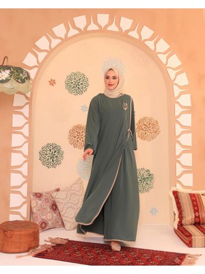 Berel Moda Tesettür Elbise Ferace Mint Yeşili Elif Vav Nakışlı Çıtçıtlı Biyeli Medine Ipeği