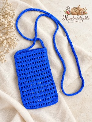 Handmade Akile El Örgüsü Telefon Çantası – Beyaz Çiçek Motifli – Saks Mavisi