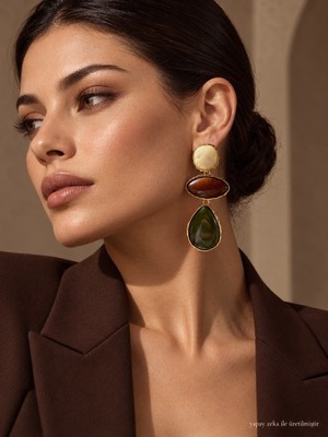 Solare Accessories Vintage Gold Detaylı Üç Renkli Geometrik Sallantılı Kadın Küpe – Ekru, Bordo ve Haki