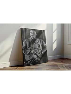 Kanvaspera Düşünceli Atatürk Portresi - Kanvas Tablo - Siyah Beyaz, Karizma ve Derinlik Temalı Duvar Dekoru
