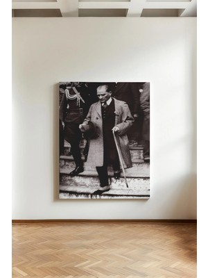 Kanvaspera Gazi Mustafa Kemal Atatürk Merdivenlerde – Kanvas Tablo – Tarihi Fotoğraf Duvar Dekoru