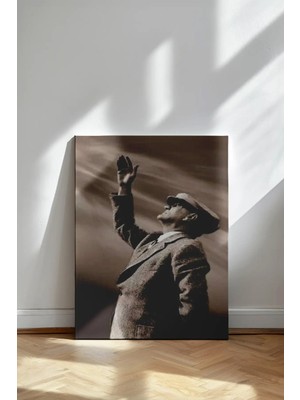 Kanvaspera Gökyüzüne Bakan Atatürk - Kanvas Tablo - Sepya Ton, Umut ve Vizyon Temalı Duvar Dekoru