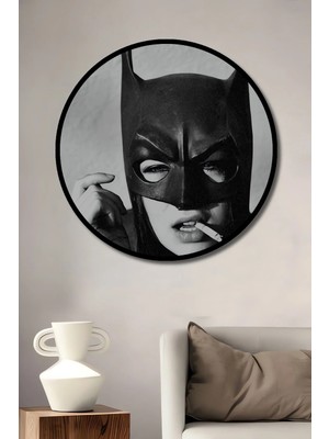Alpkan Dekoratif Ahşap Yuvarlak Çerçeve Görünümlü Tablo Batman Maskesiyle Kadın