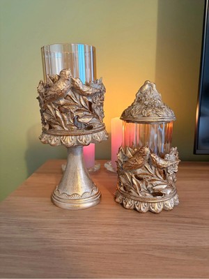 Hanlar Home Kuşlu Ayaklı ve Kapaklı Dekoratif Cam Mumluk & Şekerlik Seti – Vizon Altın Eskitme 2'li Şamdan & Kavanoz (27X12 cm & 23X12 Cm)
