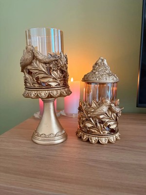 Hanlar Home Kuşlu Ayaklı ve Kapaklı Dekoratif Cam Mumluk & Şekerlik Seti – Eskitme Altın Yaldız 2'li Şamdan & Fanus Kavanoz (27X12 cm & 23X12 Cm)