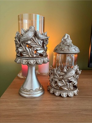 Hanlar Home Kuşlu Ayaklı ve Kapaklı Dekoratif Cam Mumluk & Şekerlik Seti – Eskitme Gümüş Şampanya 2'li Şamdan & Kavanoz (27X12 cm & 23X12 Cm)