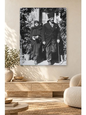 Fida Atatürk ve Latife Hanım Bahçede Siyah Beyaz Canvas Tablo