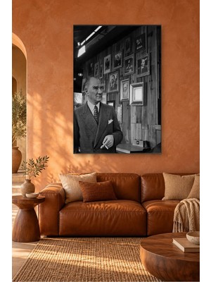 Fida Fotoğraflı Ahşap Duvar Önünde Atatürk Canvas Tablo