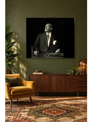 Fida Kürsüde Yukarı Bakan Atatürk Siyah Beyaz Canvas Tablo