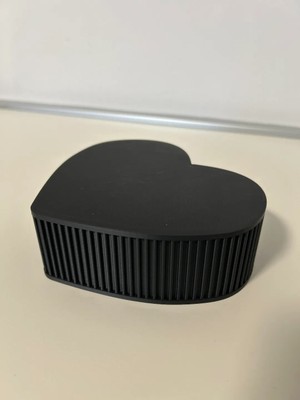 Popüler Sepet 3D Baskı Kalp Şeklinde Kapaklı Saklama Kutusu Dikey Çizgi Dokulu Mat Siyah Takı ve Hediye Kutusu