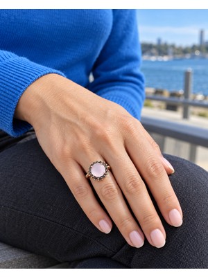 Nurnova 4204 Pembe Rüya – Açık Pembe Taşlı Vintage Bronz Tonlu Kadın Yüzük