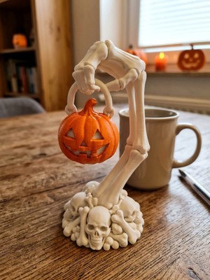 3D Baskı - Halloween Cadılar Bayramı Temalı Sabit Balkabağı Tutan Iskelet El Figürü - 12 cm