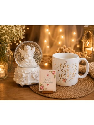 Minik Esnaf Melek Figürlü Kar Küresi ve She Say Yes Yazılı Kupa Hediye Seti