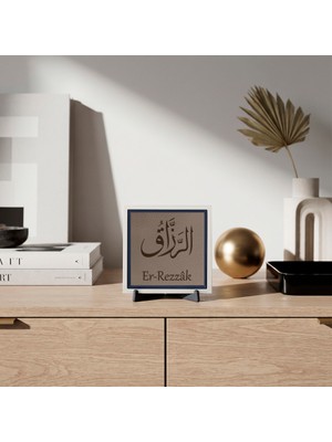 Miaju Bereket ve Rahmet Temalı Sanatkar Dokunuşuyla Er-Rezzak Manevi Motif Dekoratif Masa Aksesuarı - Kalıcı Bir Dekorasyon Izi, Mekâna Zarafet Katan Seçkin Hediye (Minyatür) 10X10 cm