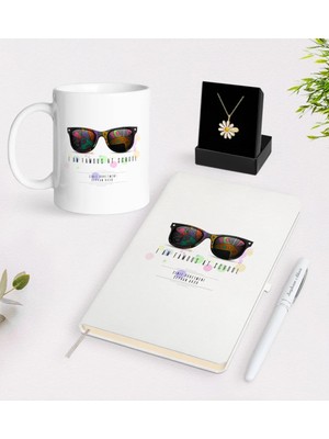 BK Gift Kişiye Özel Okulda Ünlüyüm Beyaz Kupa Defter Kalem ve Isimli Papatya Kolye Hediye Seti-1