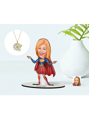 BK Gift Kişiye Özel Süper Girl Karikatürlü 3D Ahşap Biblo ve Isimli Tarihli Papatya Kolye Seti