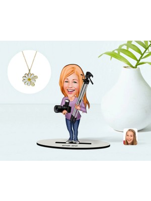 BK Gift Kişiye Özel Kadın Profesyonel Fotoğrafçı Karikatürlü 3D Ahşap Biblo ve Isimli Tarihli Papatya Kolye Seti-1
