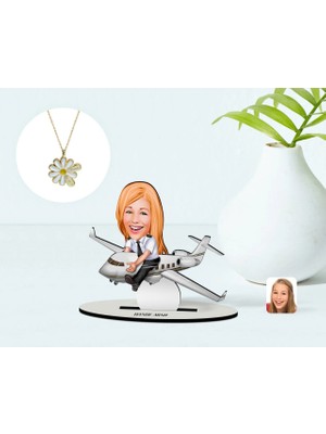 BK Gift Kişiye Özel Kadın Kaptan Pilot Karikatürlü 3D Ahşap Biblo ve Isimli Tarihli Papatya Kolye Seti