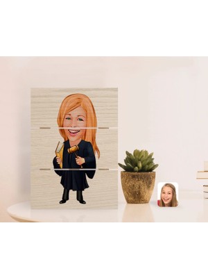 BK Gift Kişiye Özel Kadın Hakim Karikatürlü Otantik Masaüstü Ahşap Palet Çerçeve-1