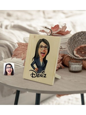 BK Gift Kişiye Özel Isimli Kadın Patron Karikatürlü Dekoratif Ahşap Çerçeve Model 4