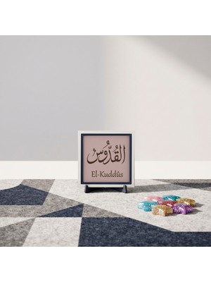 Miawiki Dua ve Bereket Sembolü El-Kuddûs Yazılı Geleneksel Hat Sanatı Hediyelik Masa Süsü - Nitelikli Bir Alan Vurgusu, Yeni Eve Yakışan Zarif Bir Hediye Seçeneği (Minimalist) 10X10 cm