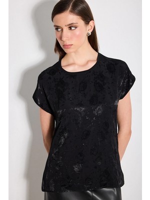 Gusto Yuvarlak Yaka Önü Çiçek Desenli Jakar Viskon Tshirt - Siyah