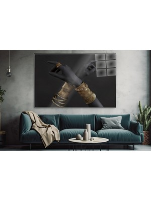 idora Çapraz Ellerin Altın Bileziklerle Modern Cam Tablo Dekorasyonu | Cam Tablo | Modern Duvar Dekoru